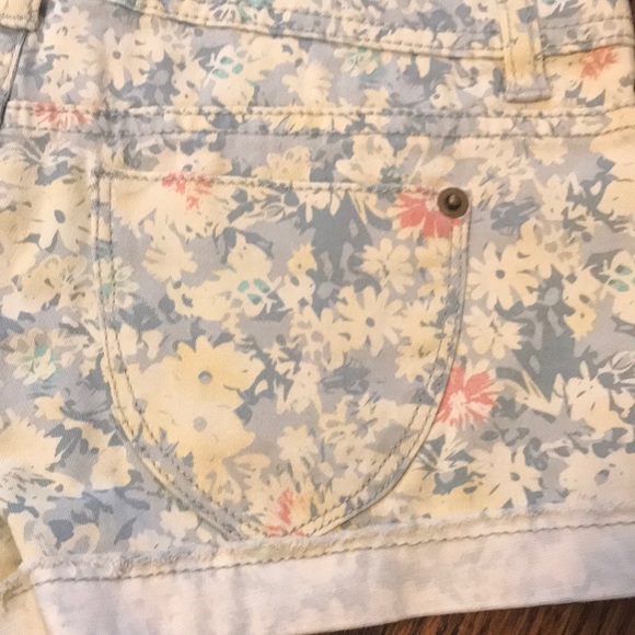 Vintage Y2K Retro Women’s Low rise Floral Patterned Shorts - Picture 6 of 6
